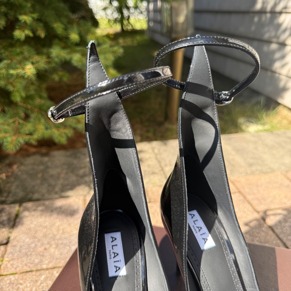 Alaia Decollete Patent Pump Heel - Picture 4 of 11